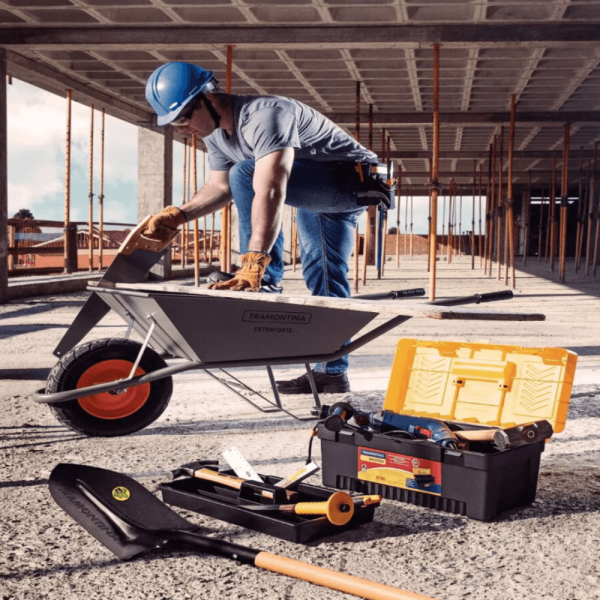 Pá de Bico Media em Aço com Cabo de Madeira Tramontina 