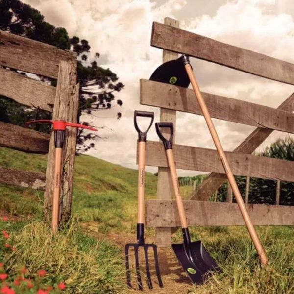 Pá Quadrada em Aço com Cabo de Madeira Tramontina 