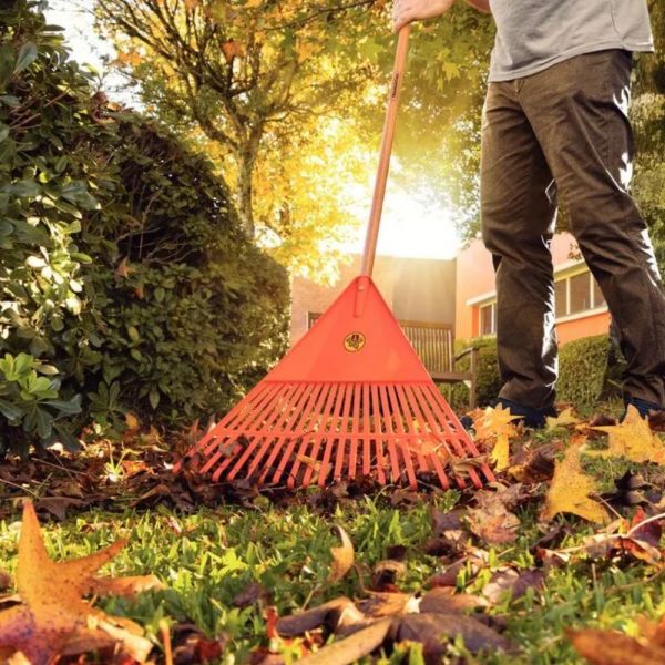 Vassoura Plástica Laranja com 22 Dentes Cabo de Madeira Tramontina 